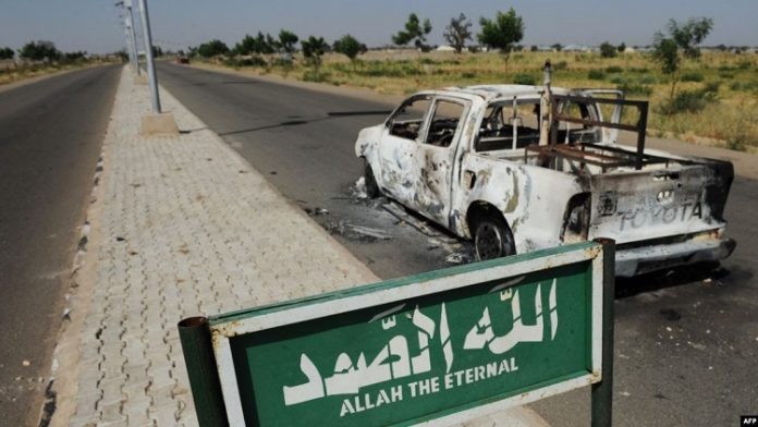 Une camionnette de patrouille de police brûlée reste abandonnée sur le bord d'une route déserte à Damaturu dans l'État de Yobe au Nigeria le 7 novembre Une-camionnette-de-patrouille-de-police-brûlée-reste-abandonnée-sur-le-bord-dune-route-déserte-à-Damaturu-dans-lÉtat-de-Yobe-au-Nigeria-le-7-novembre Deux morts dans une attaque de Boko Haram dans le nord-est du Nigeria