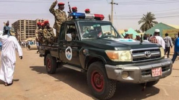 Une patrouille de l'armée soudanaise Une-patrouille-de-larmée-soudanaise Des militaires proches d'Omar el-Béchir arrêtés au Soudan