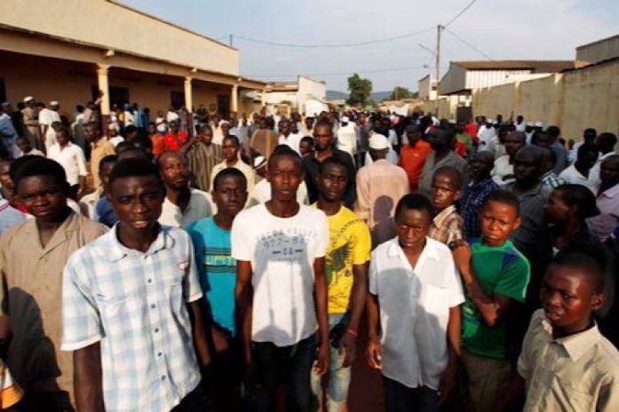 Les habitants du quartier Bornou de Bambari régardent une patrouille des soldats de la Minusca le 10 janvier 2018. Crédit photo : Bertrand Yékoua / CNC. habitants-quartier-bornou-bambari-observent-minusca-le-25-decembre-2018-centrafrique-corbeaunews Centrafrique : Bambari, deux personnes grièvement blessées lors d’un braquage.