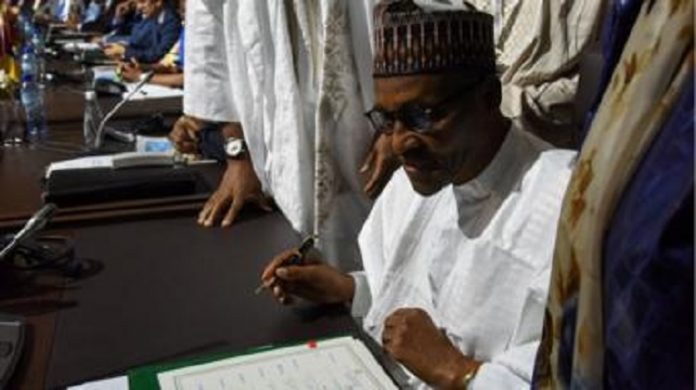 Muhammadu Buhari a signé l'accord de libre-échange de l'Union africaine, au palais des congrès de Niamey, ce 7 juillet 2019. signature-de-laccord-de-libre-échange-de-lunion-africaine-par-le-président-nigérian Le Nigeria signe l'accord de libre-échange de l'Union africaine