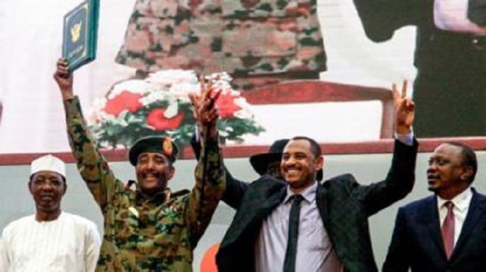 L'accord a été signé dans une ambiance de fête par Ahmad Rabie (à droite), l'un des leaders des manifestations pro-démocratie, et le général Abdel Fattah al-Burhan, chef du Conseil militaire de transition. Au-Soudan-un-accord-de-partage-du-pouvoir Au Soudan, un accord de partage du pouvoir