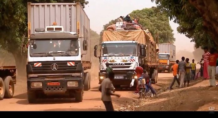 convoir camion Douala Bangui sur le corridor Baboua Beleko en Centrafrique Convoi-camions-transports-routiers-Douala-Bangui-corbeaunews-bon-1- La Minusca annonce la levée de restriction des mouvements sur l’axe Baboua- Beleko