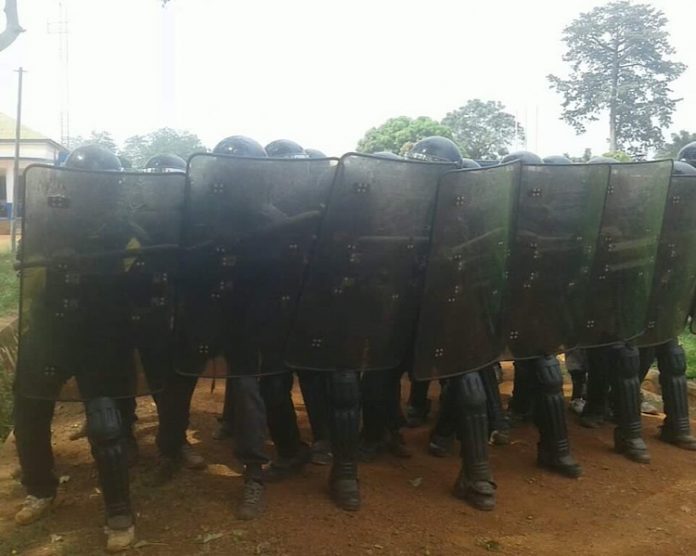 Les policiers en formations à l'école nationale de police le 11 décembre 2018. Crédit photo : Anselme Mbata/CNC. Des-policiers-en-formation-à-l’école-nationale-de-police-au-pk10-route-de-Samara-par-Anselme-Mbata-Cnc-le-11-décembre-2018- Face au ping-pong du gouvernement, il décide d’observer une grève cette semaine.