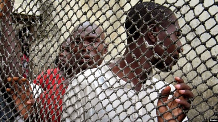 Des prisonniers font la queue à l'intérieur de la prison centrale de Douala - le 8 mars 2006 Des-prisonniers-font-la-queue-à-lintérieur-de-la-prison-centrale-de-Douala-le-8-mars-2006 Human Rights Watch dénonce la torture de détenus au Cameroun