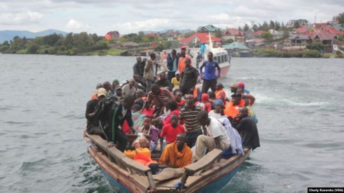 Vingt-cinq personnes dont un enfant ont été repêchées après qu’un canot rapide a chaviré dans le lac Kivu. VOA/Charly Kasereka Des-rescapés-du-naufrage-sur-le-lac-Kivu-lundi-30-novembre-transportés-dans-une-pirogue-motorisée Au moins une quinzaine de disparus dans un naufrage sur le lac Kivu