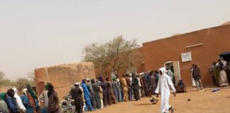Distribution de coupons alimentaires à 5 000 personnes dans le Soum, au nord du Burkina Faso, le 26 mars 2017. (Idrissa Savadogo / CICR)