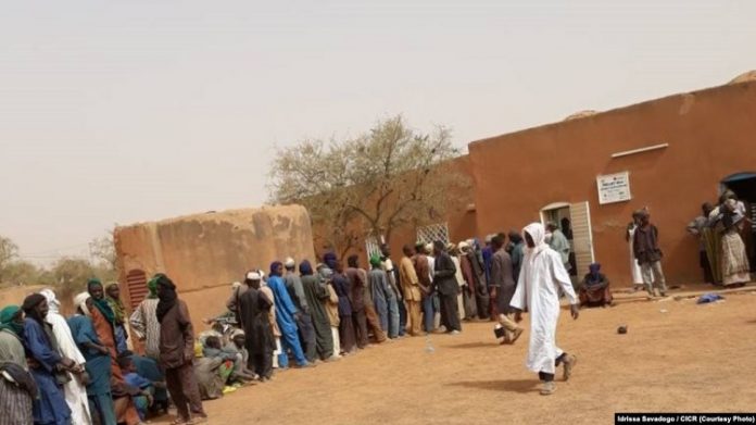 Distribution de coupons alimentaires à 5 000 personnes dans le Soum, au nord du Burkina Faso, le 26 mars 2017. (Idrissa Savadogo / CICR) Distribution-de-coupons-alimentaires-à-5-000-personnes-dans-le-Soum-au-nord-du-Burkina-Faso-le-26-mars-2017-Idrissa-Savadogo-CICR Une vingtaine de soldats tués dans une nouvelle attaque au Burkina