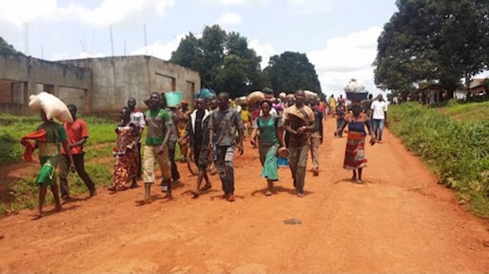 Les déplacés du camp de PK3 escortés par la Minusca de retour du centre-ville de Bria. Crédit photo : Moïse BANAFIO /CNC. Déplacement-de-la-population-chretienne-de-pk3-de-Bria-sous-protection-de-la-minusca-pour-aller-vers-centre-ville-par-Banafio-du-CNC- Inquiétude à Bria après la disparition d’un déplacé du PK3.