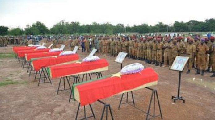 Funérailles de sept membres des forces de sécurité tués dans l'est du Burkina Faso en août 2018 Funérailles-de-sept-membres-des-forces-de-sécurité-tués-dans-lest-du-Burkina-Faso-en-août-2018 Deuil national de 72h au Burkina après la mort de 24 soldats