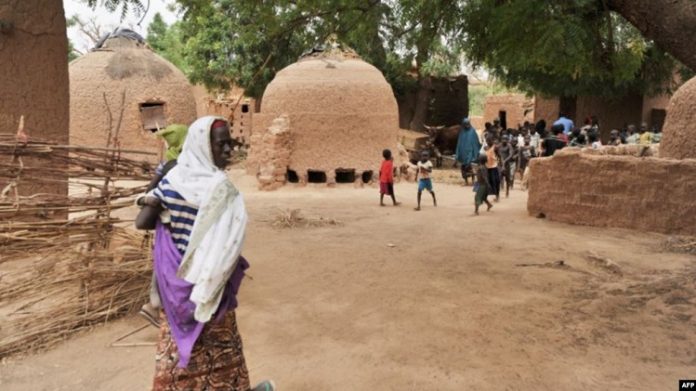 Habitants du village de Tibiri près de Dosso au Niger - le 28 mai 2012 Habitants-du-village-de-Tibiri-près-de-Dosso-au-Niger-le-28-mai-2012 Quatre soldats tués par l'explosion d'un engin dans le sud-est du Niger.