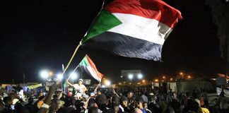 Les manifestants soudanais se réjouissent après un accord conclu avec le conseil militaire pour former une transition de trois ans en vue de transférer
