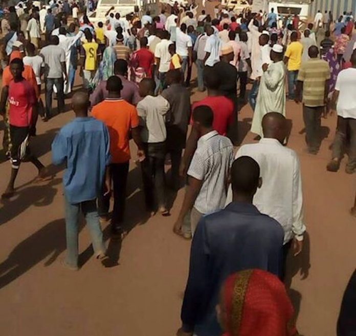 marche de colère des habitants du quartier PK 5 après l'assaut des forces de la Minusca contre les miliciens d'autodéfense dans le troisième. Bangui, cnc. Marche-de-colère-contre-les-attaques-des-forces-de-l’ordre-sur-pk5 Quand les commerçants du PK 5 sont déterminés à finir avec les autodéfenses.