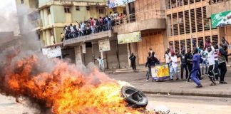 Les manifestants ont allumé un feu dans une rue pour demander la libération du politicien ougandais Robert Kyagulanyi, connu sous le nom de Bobi Wine, récemment arrêté pour trahison et possession d’armes à feu à Kampala, en Ouganda, le 20 août 2018.