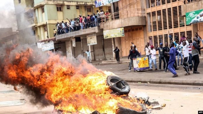 Les manifestants ont allumé un feu dans une rue pour demander la libération du politicien ougandais Robert Kyagulanyi, connu sous le nom de Bobi Wine, récemment arrêté pour trahison et possession d’armes à feu à Kampala, en Ouganda, le 20 août 2018. Ouganda-19-morts-dans-lexplosion-dun-camion-citerne Ouganda: 19 morts dans l'explosion d'un camion-citerne