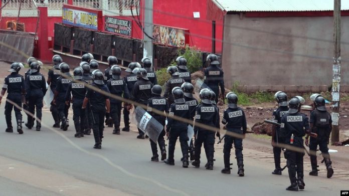 Police camerounaise à Buea au Cameroun le 1er octobre 2017 Police-camerounaise-à-Buea-au-Cameroun-le-1er-octobre-2017 Cameroun : HRW dénonce des exactions sur des handicapés dans les zones anglophones