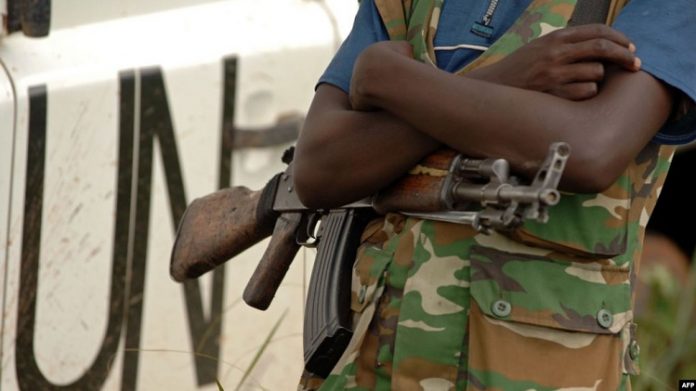 Un combattant de la Force de résistance patriotique de l'Ituri - FRPI - debout à côté d’un véhicule de la Monusco - près de Tchei - Ituri - 28 juillet 2006 Un-combattant-de-la-Force-de-résistance-patriotique-de-lIturi-FRPI-debout-à-côté-d’un-véhicule-de-la-Monusco-près-de-Tchei-Ituri-28-juillet-2006 L’armée met en garde contre une formation parallèle aux métiers des armes en RDC