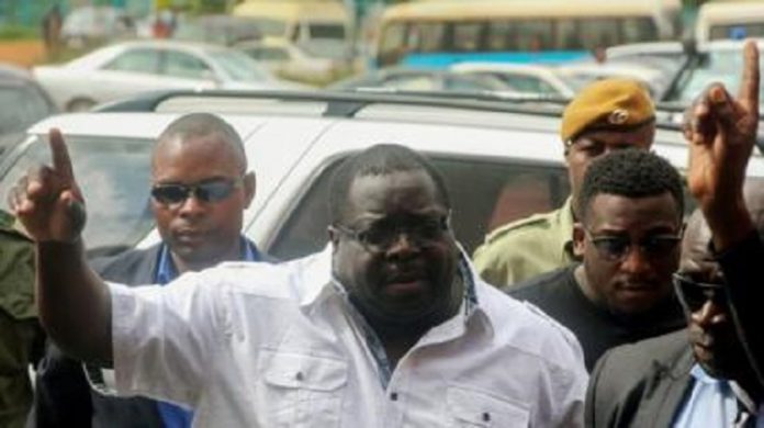 L'ancien ministre zambien et l'un des principaux détracteurs du président Edgar Lungu, Chishimba Kambwili. Un-leader-de-lopposition-zambienne-détenu-pour-insulte-au-président Un leader de l'opposition zambienne détenu pour 