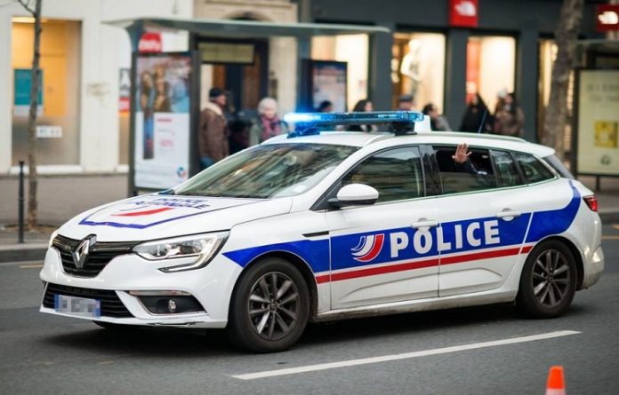 Une voiture de police - illustration — Clément Follain 20 Minutes Une-voiture-de-police-illustration-—-Clément-Follain-20-Minutes Bordeaux: Un homme découvert mort par balles dans son appartement