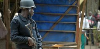 Un policier alerte près de l'entrée du congrès du Front social-démocrate du Cameroun (SDF) à Bamenda. (Image d'archives)