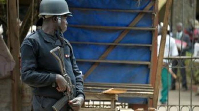 Un policier alerte près de l'entrée du congrès du Front social-démocrate du Cameroun (SDF) à Bamenda. (Image d'archives) Ville-morte-dans-les-régions-anglophone-du-Cameroun Ville morte dans les régions anglophone du Cameroun