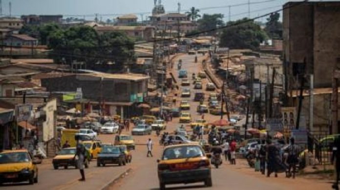 vue de Yaoundé Vue-de-Yaounde Une partie de Yaoundé, capitale du Cameroun dans le noir depuis une semaine