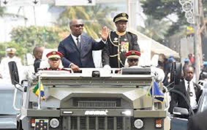 Ali Bongo ali-bongo-revue-de-troupe-lors-de-la-fête-nationale-du-gabon-aout-2019 Ali Bongo : Un héros au Gabon