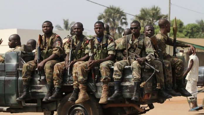 des soldats faca à Bangui le 8 janvier 2013 par RFI des-soldats-faca-à-Bangui-le-8-janvier-2013-par-RFI Centrafrique : livraison « gratuite » d’armes russes ?