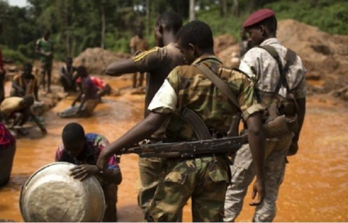 des rebelles de la Seleka pour illustration deux-rebelles-de-la-seleka Face aux recrudescences de braquage, les habitants de Kaga-Bandoro renforcent leur sécurité.