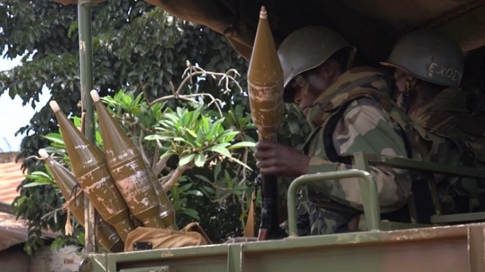 deux soldats FACA en patrouille à Bangassou, au sud-est de la République centrafricaine. deux-soldats-faca-derrière-camion-militaire-avec-des-lances-roquettes-à-Banguassou La tension monte d’un cran à Bambari après l’assassinat d’un rebelle par un FACA.