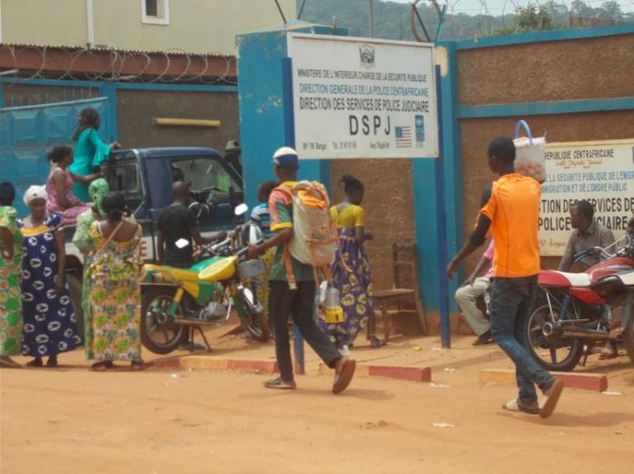 direction de police judiciaire dspj bangui centrafrique le 18 juillet 2019 par micka pour corbeaunews direction-de-police-judiciaire-dspj-bangui-centrafrique-le-18-juillet-2019-par-micka-pour-corbeaunews Grève des policiers centrafricains, des tractations s’intensifient en coulisse.