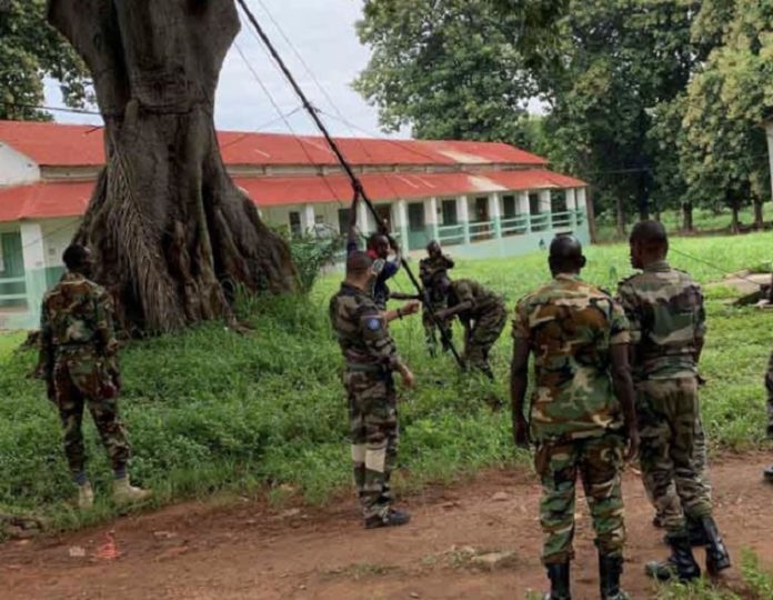 formation-des-faca-par-eutm-rca-en-transmission-radio-au-camp-kassaï-image-eutm-envoyé-pour-article EUTM - RCA : exercice de transmissions à KASSAÏ au profit des futurs formateurs RADIO des Forces armées centrafricaines (FACA)