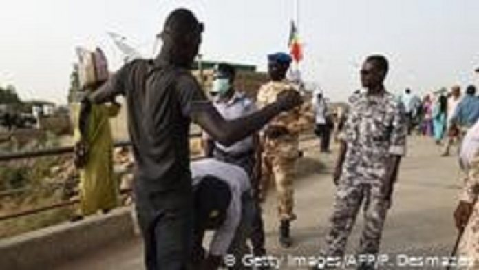 le-contrôle-policier-à-Ndjamena Des militants gazés lors de la commémoration de l'indépendance du Tchad