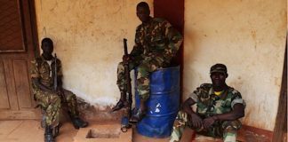 deux rebelles de l'ex-coalition Seleka en patrouille dans la ville de Bambari