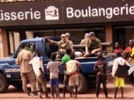 des mercenaires russes dans un véhicule de patrouille de la gendarmerie centrafricaine