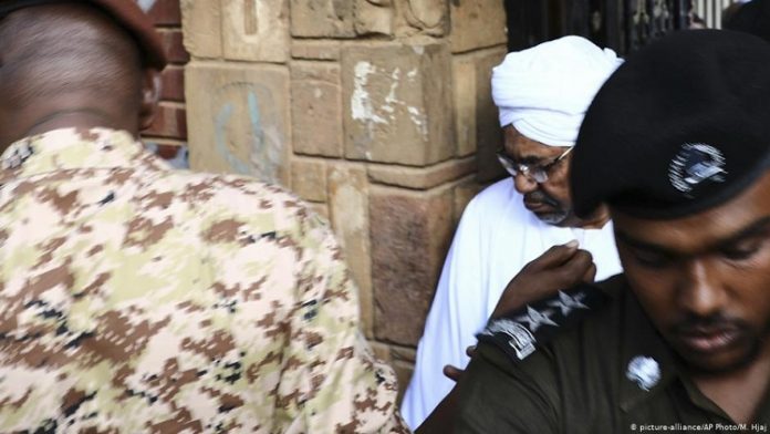 Omar al-Bashir a pris le pouvoir lors d'un coup d'Etat en 1989 et a été renversé par les militaires en 2019 (photo d'archive). omar-el-bechir-jugé-pour-corruption-au-soudan-le-17-aout-2019-1 Le procès d’Omar el-Béchir s’ouvre ce lundi à Khartoum