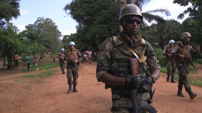 Patrouille mixte FACA-MINUSCA dans la localité de Bangassou. Crédit photo : Félix Ndoumba, CNC. patrouille-mixte-faca-minusca-à-bangassou-bon-bon Panique générale dans la ville de Gambo.