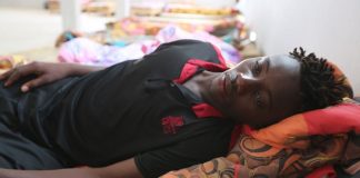 Souleyman Coulibaly, un migrant malien - secouru après le naufrage du bateau à bord duquel il se trouvait - se repose dans un centre du Croissant-Rouge dans la ville côtière tunisienne de Zarzis - le 4 juillet 2019
