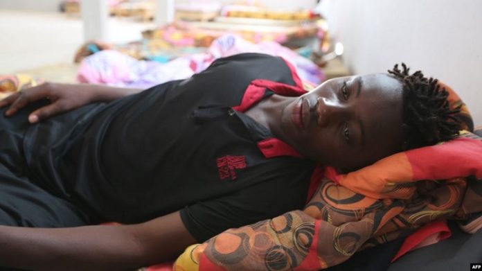 Souleyman Coulibaly, un migrant malien - secouru après le naufrage du bateau à bord duquel il se trouvait - se repose dans un centre du Croissant-Rouge dans la ville côtière tunisienne de Zarzis - le 4 juillet 2019 un-immigré-malien-en-tunisie L'ONU s'inquiète du sort de migrants ivoiriens refoulés par la Tunisie