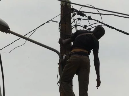 Image d'illustration d'un technicien de l'ÉNERCA en pleins travaux