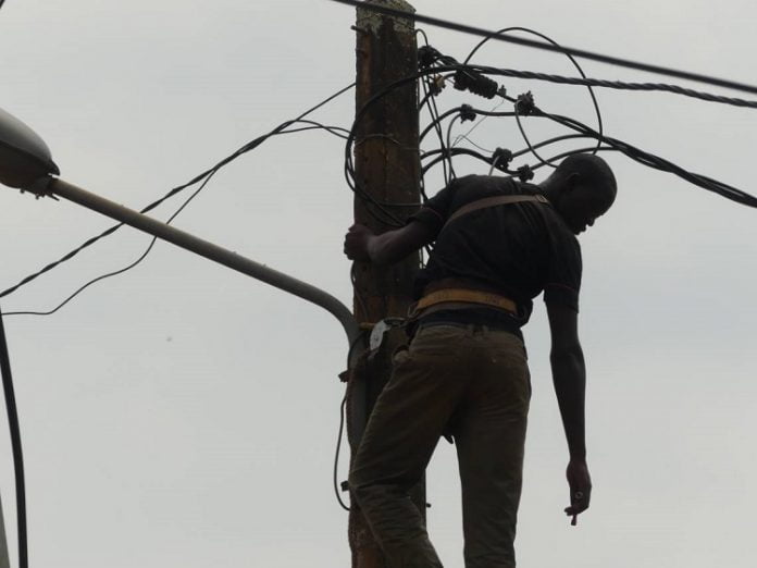 Image d'illustration d'un technicien de l'ÉNERCA en pleins travaux NERCA-image-dillustration-dun-technicien Fraude à la facturation, un stratagème continu de l’ÉNERCA.