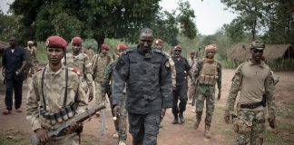 Le chef rebelle Ali Darassa et ses hommes à Bambari le 16 mars 2019.