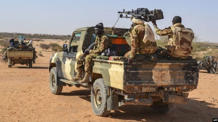 Des militaires maliens en patrouille mixte avec des membres des Gatia et MSA autour de Menaka - le 19 avril 2017 Des-militaires-maliens-en-patrouille-mixte-avec-des-membres-des-Gatia-et-MSA-autour-de-Menaka-le-19-avril-2017 22 ex-combattants enlevés lors d'un trajet en autocar au Mali