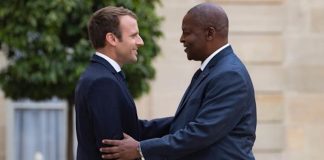 Le Président centrafricain Touadera et son homologue français en France.