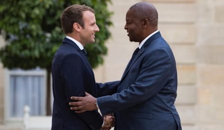 Le Président centrafricain Touadera et son homologue français en France.