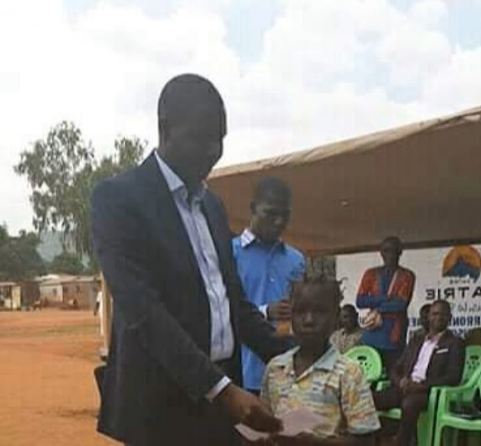 Remise-dun-exemplaire-dacte-de-naissance-aux-enfants-du-huitième-arrondissement-de-bangui-le-28-septembre-2019-par-cnc-cyrille-jefferson-yapendé Centrafrique : Le parti politique PATRIE offre des actes de naissance aux enfants dépourvus de 8ème arrondissement de Bangui