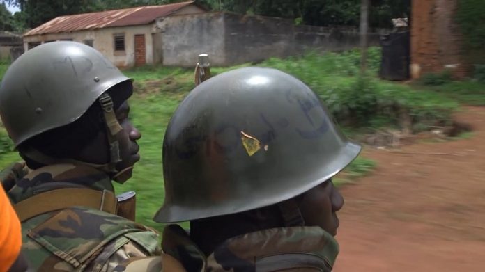 Soldats FACA en patrouille à Bangassou. Crédit photo : Corbeaunews-Centrafrique. deux-soldats-faca-en-casques-blindés-militaires-dans-leur-pickup-en-patrouille-à-Bangassou Confusion à Bria à l’annonce de l’entrée des FACA.