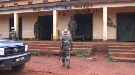 Deux soldats FACA en patrouille à Bangassou. CopyrightCNC.