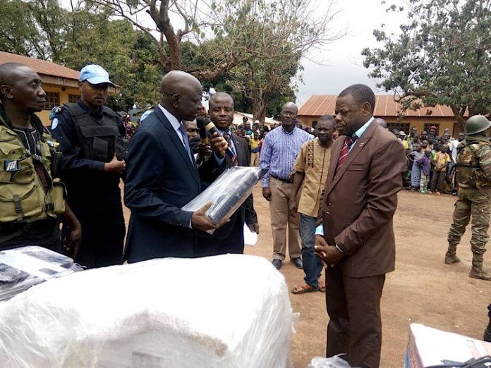 don du président de l'assemblée nationale centrafricaine au lycée moderne de Bouar en République centrafricaine le 28 septembre 2019. Crédit photo - Gervais Lenga pour CNC. don-du-président-de-lassemblée-nationale-centrafricaine-au-lycée-moderne-de-Bouar-en-République-centrafricaine-le-28-septembre-2019.-Crédit-photo-Gervais-Lenga-pour-CNC. Don de Laurent Moussa Gon-Baba au lycée de Bouar et à l’hôpital de Baboua.