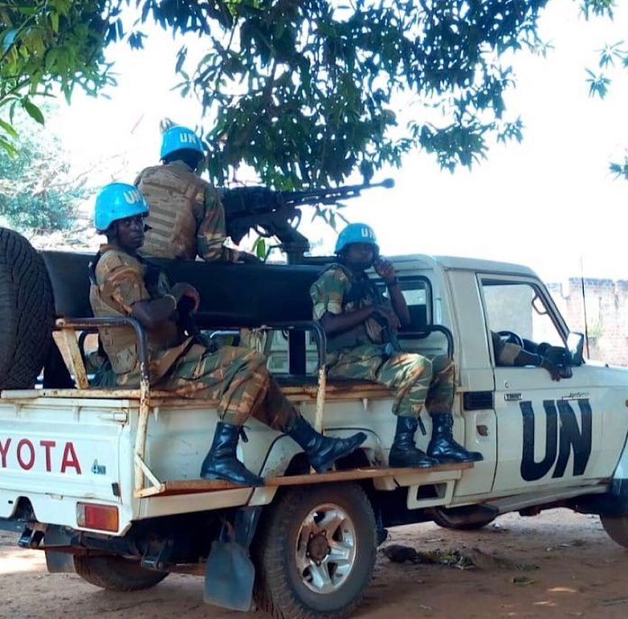 Patrouille des forces gambiennes de la Minusca àBria le 27 janvier 2019. Crédit photo : Moïse Banafio/CNC. patrouille-minusca-gambien-bria-27janvier2019-corbeaunews-centrafrique Extrême tension entre les groupes armés à Bria, les ONG relèvent leur niveau d’alerte.