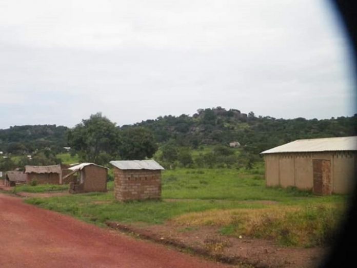 Village Talé dans l'Ouham-Pendé, République centrafricaine. Crédit photo : Fortuné Bobérang /CNC. un-village-dans-lOuham-pendé-par-corbeaunews-elien Débandade générale de la population au village Bénakoro.